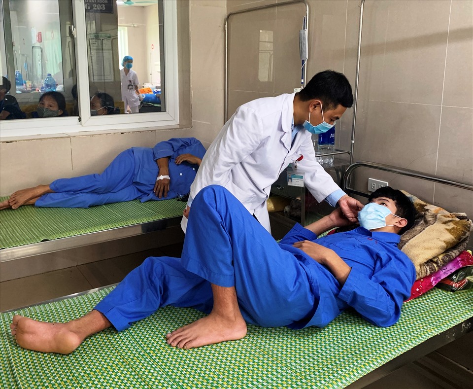 Bệnh nhân mắc sốt xuất huyết được điều trị tại Khoa Truyền nhiễm, Bệnh viện Đa khoa tỉnh Ninh Bình. Ảnh: NT.