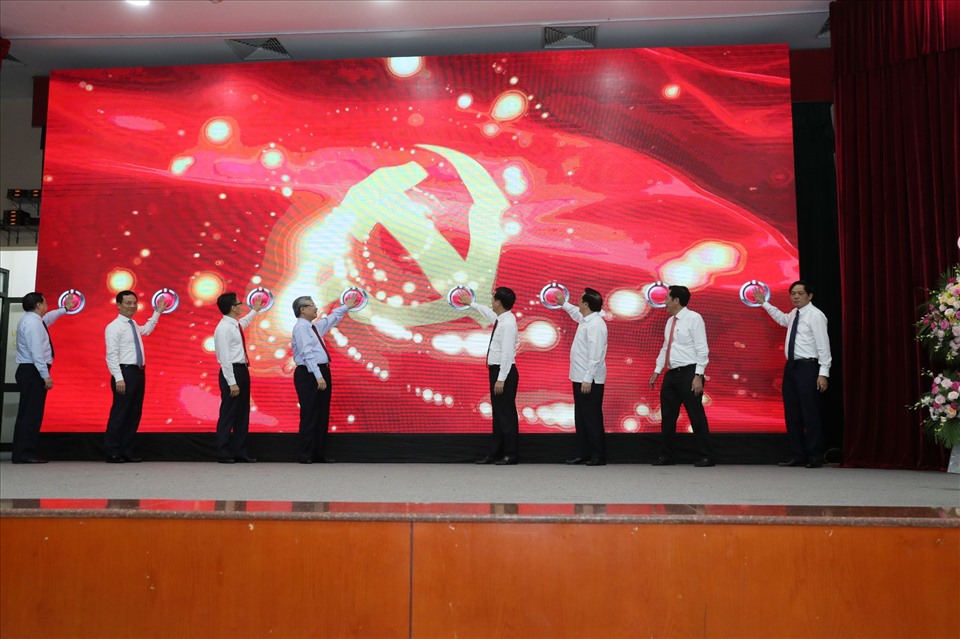 Các đại biểu nhấn nút khai trương trang tin: Đảng Cộng sản Việt Nam - Đại hội XIII. Ảnh Ngọc Thắng