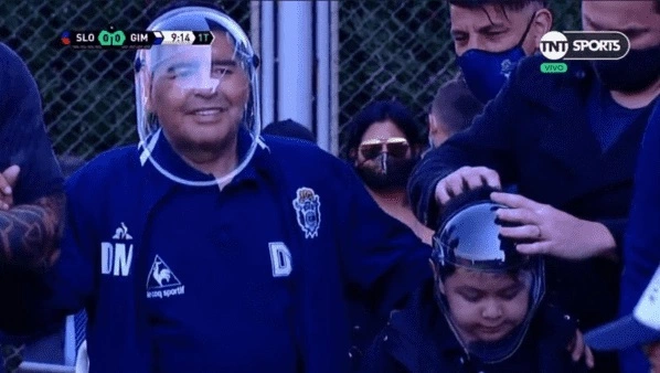 Maradona đeo mặt nạ kính khi đến sân. Ảnh: The Sun