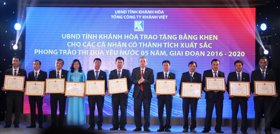 UBND tỉnh Khánh Hòa tặng bằng khen điển hình tiên tiến 5 năm giai đoạn 2016-2020 cho các cá nhân là CNVNLĐ Khatoco. Ảnh: Phương Linh