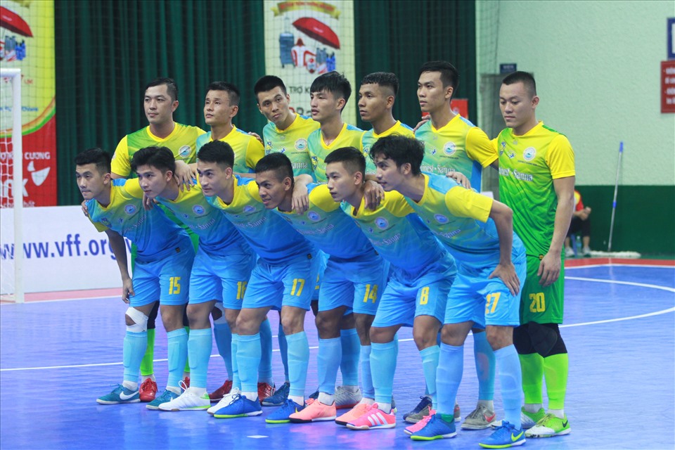 Tối ngày 10.3, trận đấu muộn nhất trong ngày thi đấu đầu tiên của lượt 11 giải Futsal VĐQG 2020 là màn so tài giữa 2 đội bóng cùng đến từ Khánh Hòa, Savinest Sanna Khánh Hòa và Savinest Sanatech Khánh Hòa. Ảnh: Thanh Vũ