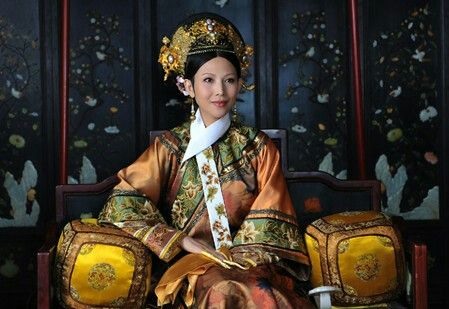 Thái Thiếu Phân nổi tiếng khắp Châu Á khi vào vai Hoàng hậu Ô Lạp Na Lạp Nghi Tu trong phoim “Chân Hoàn truyện“. Ảnh nguồn: Mnet.