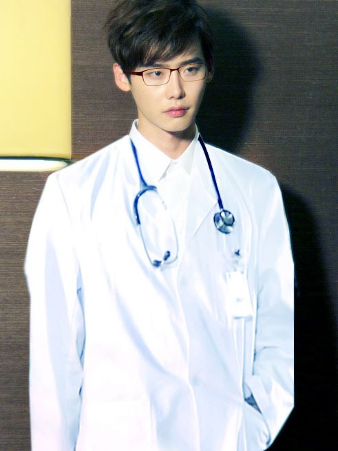 Lee Jong Suk vào vai bác sĩ thiên tài trong “Doctor Stranger“. Ảnh chụp màn hình.