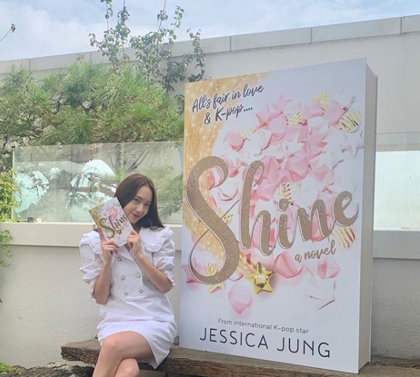 Krystal thể hiện sự ủng hộ đối với cuốn tiểu thuyết đầu tay “Shine” của chị gái Jessica. Ảnh chụp màn hình.