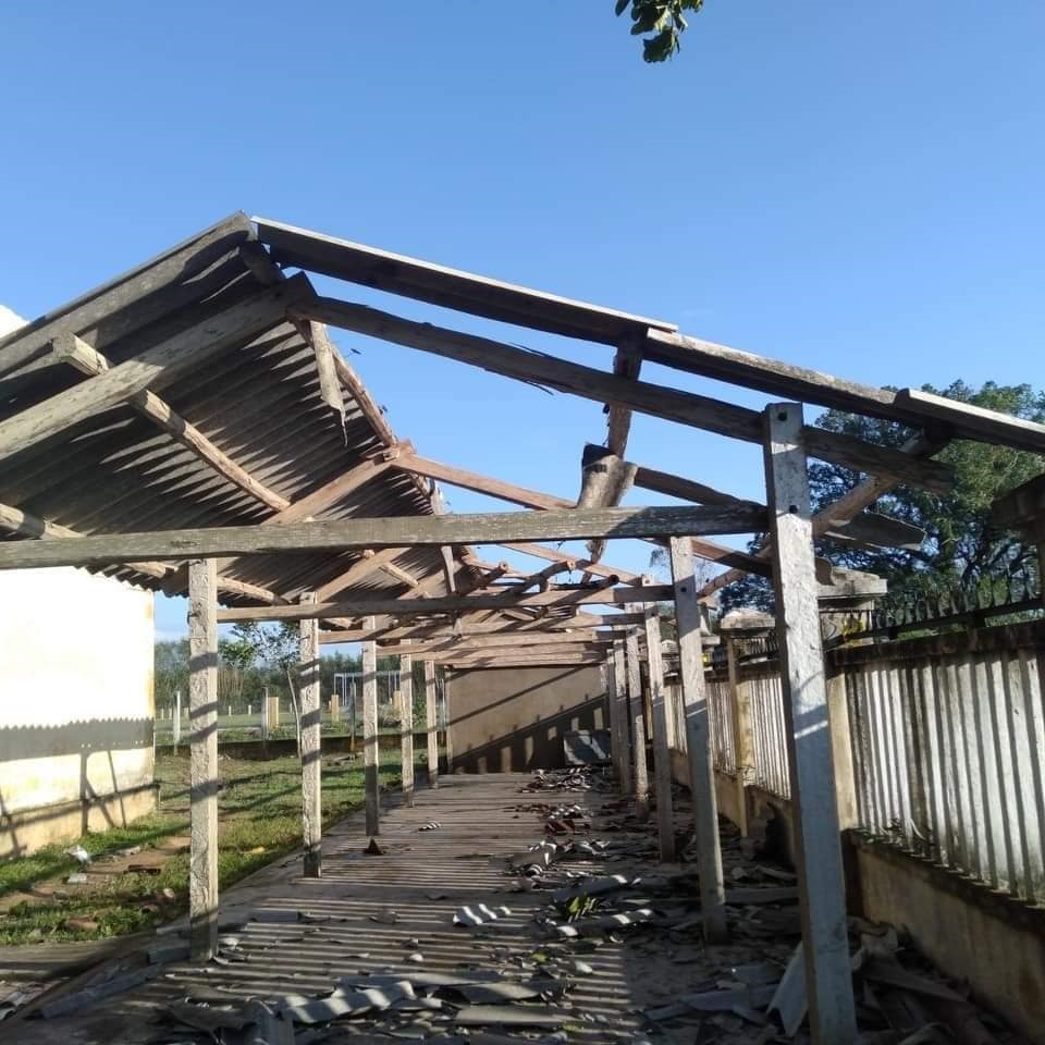 Những hình ảnh tan hoang tại trường tiểu học Bình Thanh Tây,  huyện Bình Sơn sau khi bão số 9 đổ bộ. Ảnh: Le Son