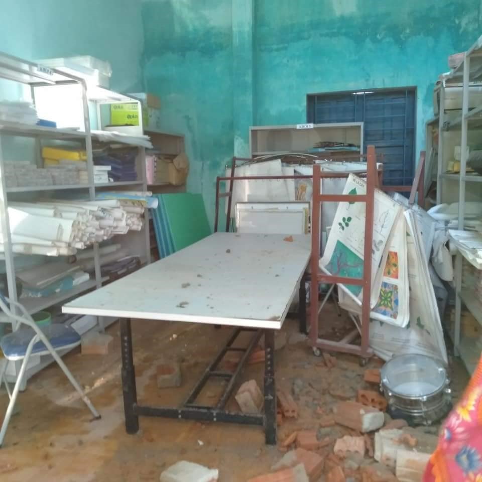 Những hình ảnh tan hoang tại trường tiểu học Bình Thanh Tây,  huyện Bình Sơn sau khi bão số 9 đổ bộ. Ảnh: Le Son
