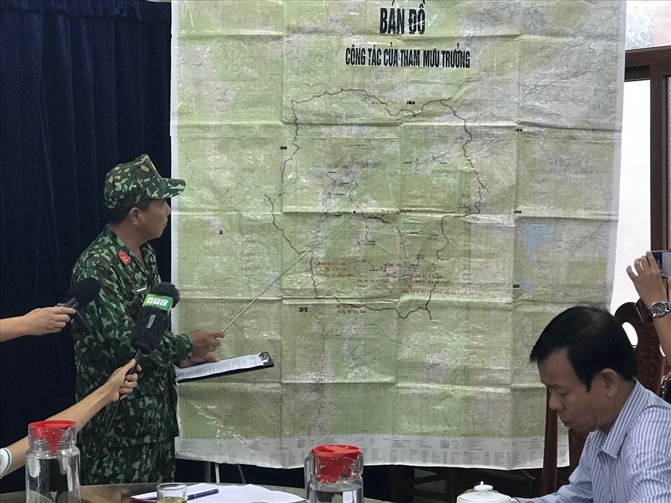 Ban chỉ huy quân sự huyện trình bày các phương án tiếp cận hiện trường. Ảnh: Tường Minh