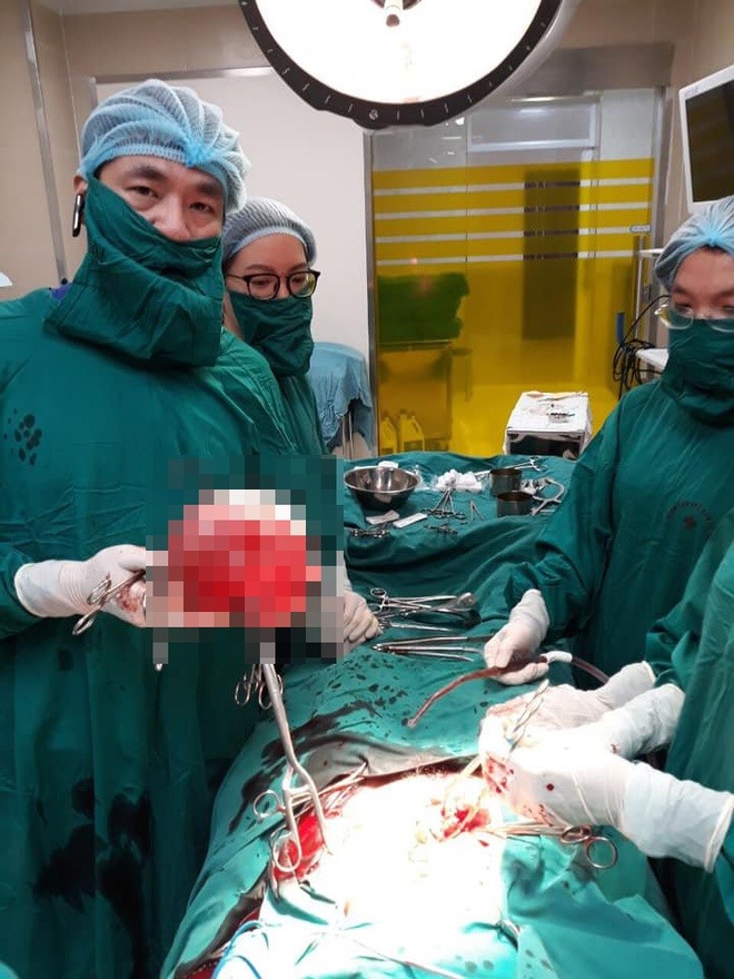 Bác sĩ Nguyễn Xuân Hải thực hiện thành công ca lấy u xơ cho người bệnh. Ảnh do bệnh viện cung cấp.