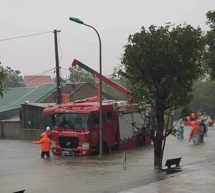 Lực lượng cứu hộ được huy động để giải cứu các phương tiện bị chết máy. Ảnh: Kim Thoa