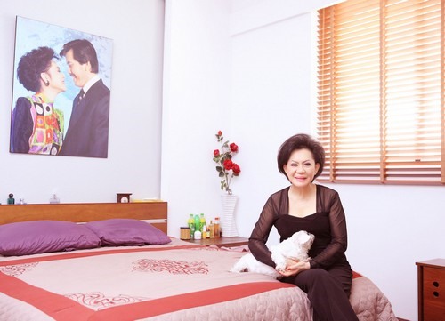 Phòng ngủ vợ chồng Giao Linh cũng được treo một bức tranh khác của bà và ông xã. Cả hai dù ở tuổi U80 nhưng vẫn giữ được sự ngọt ngào thuở đôi mươi.