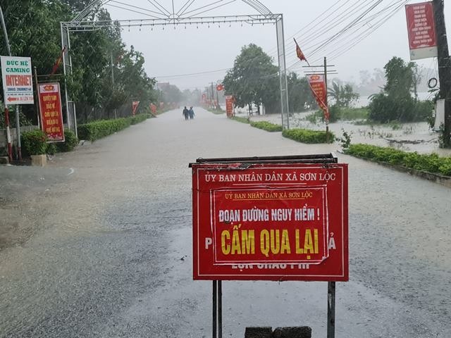 Đường ngập gây chia cắt tại huyện Can Lộc. Ảnh: VT.