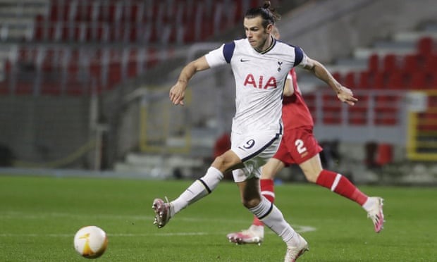 Bale vẫn đang rất tích cực cả trong và ngoài sân. Ảnh: EPA.