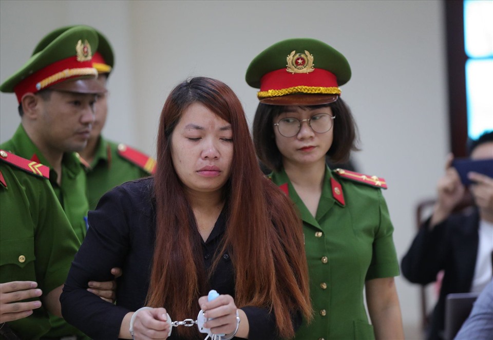Cơ quan công an áp giải Nguyễn Thị Thu về phòng giam. Ảnh: Phạm Đông