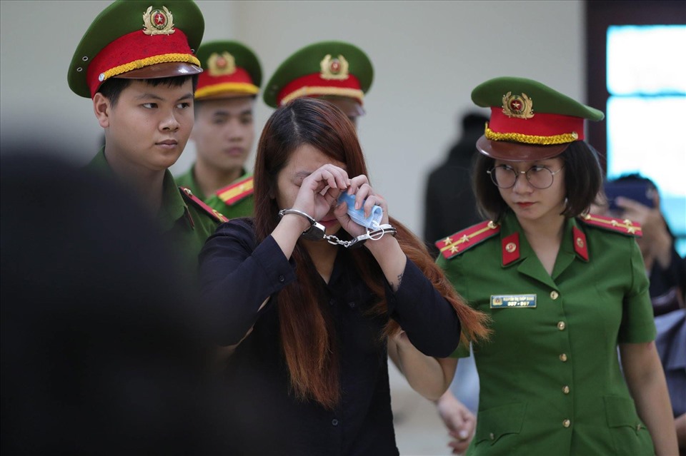 Nguyễn Thị Thu bật khóc, bước đi loạng choạng khi kết thúc phiên tòa. Ảnh: Phạm Đông
