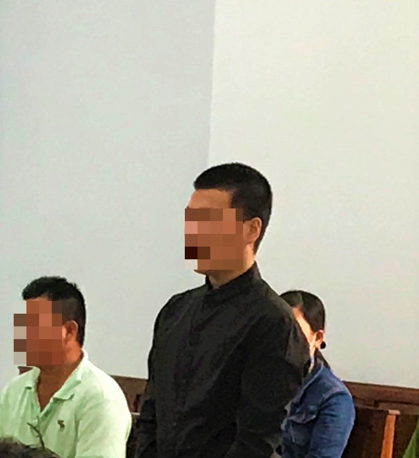Bị cáo Nguyễn Quốc Thái (đứng áo đen) hiếp dâm bé gái 11 tuổi, bị toà tuyên phạt 7 năm tù về tội hiếp dâm người dưới 16 tuổi. Ảnh:BT