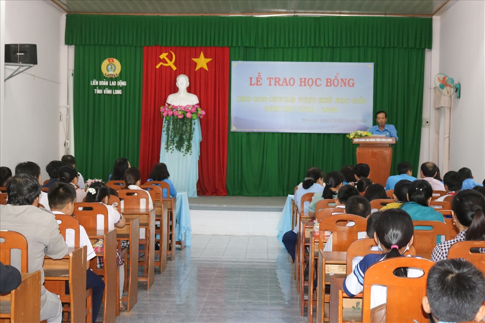 Quang cảnh lễ trao học bổng. Ảnh: Hồng Lan