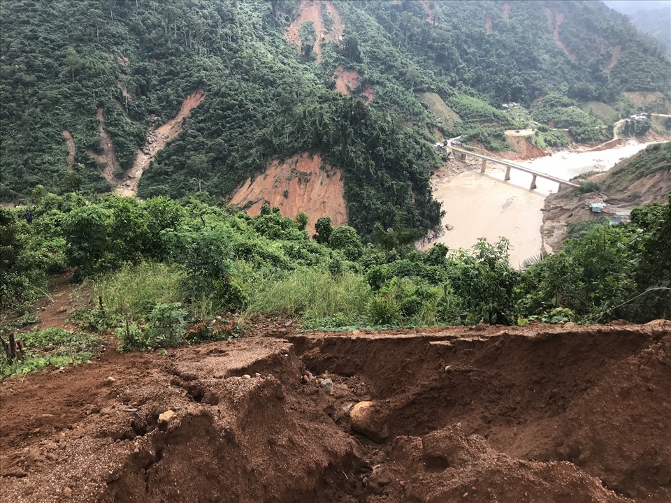 Theo người dân địa phương, đường đi vào thôn 1, xã Phước Lộc, nơi xảy ra vụ sạt lở khiến 11 người mất tích dài khoảng 30km. Ảnh: Tường Minh