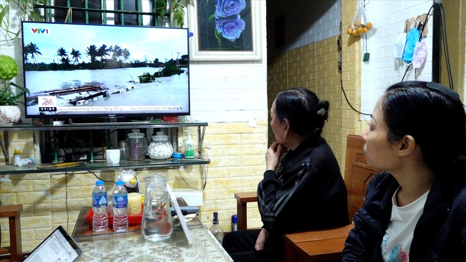 Mẹ và vợ anh Tùng luôn theo dõi thông tin của thuỷ điện Đăk Mi 2 trên tivi. Ảnh: Anh Sơn