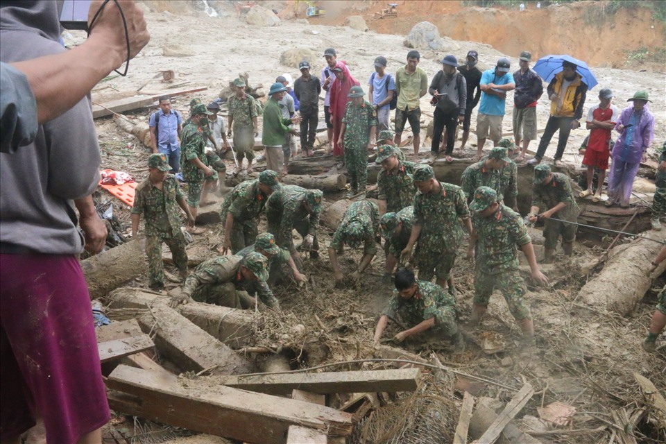 Khoảng 500 nhân lực tham gia cứu nạn ở Trà Leng. Ảnh: Thanh Chung