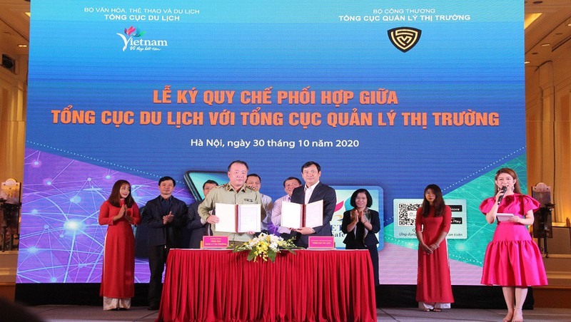 Tổng cục trưởng Tổng cục QLTT Trần Hữu Linh và Nguyễn Trùng Khánh ký quy chế phối hợp. Ảnh: DMS