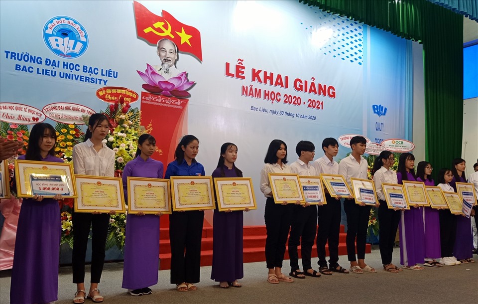 Tân sinh viên có điểm cao được tặng thưởng nhân ngày khai giảng Đại học Bạc Liêu (Ảnh Nhật Hồ)