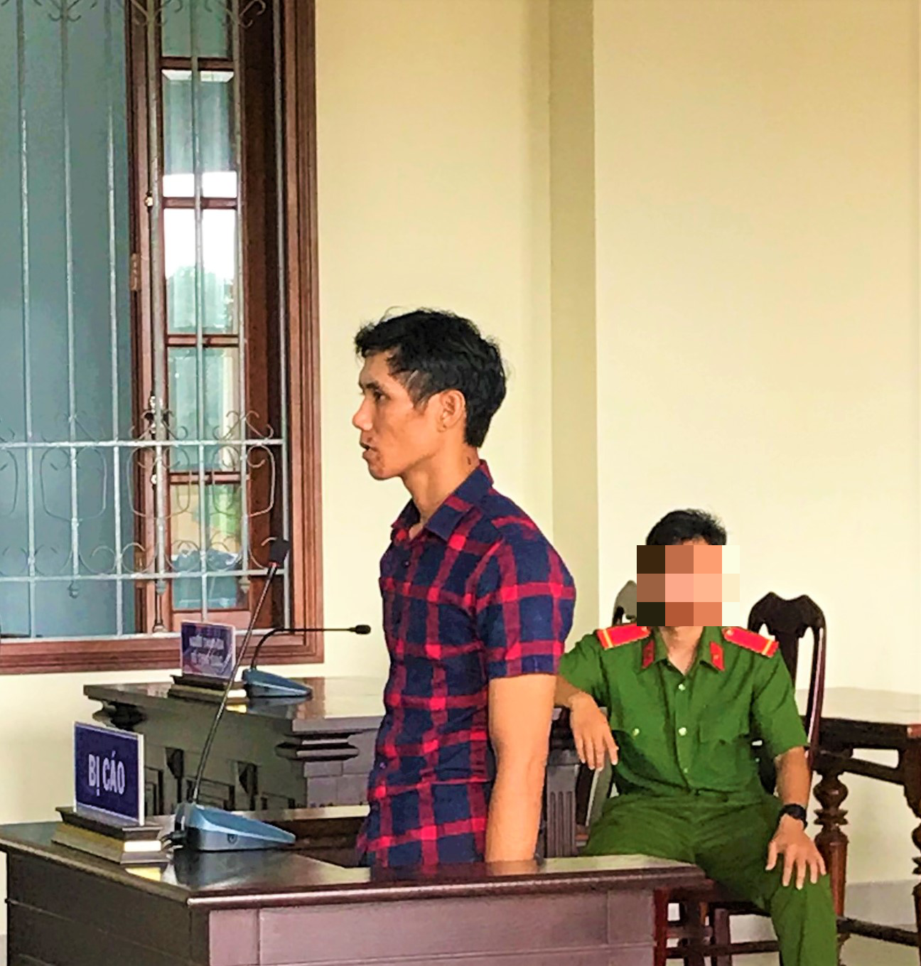 Mâu thuẩn trong quá trình nạp điểm chơi game, bị cáo Nguyễn Văn Thọ đã dùng cây xẻng đập màn hình máy chơi game gây hư hỏng tài sản, bị tòa án tuyên phạt 1 năm tù giam về tội cố ý gây hư hỏng tài sản. Ảnh: Thành Nhân