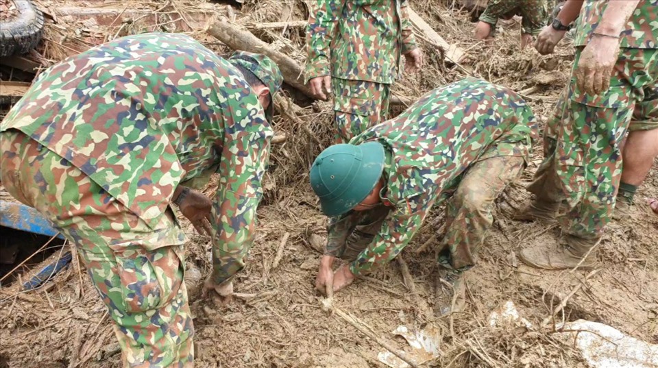 Những chiến sĩ phải dùng tay đào đất tìm kiếm nạn nhân.