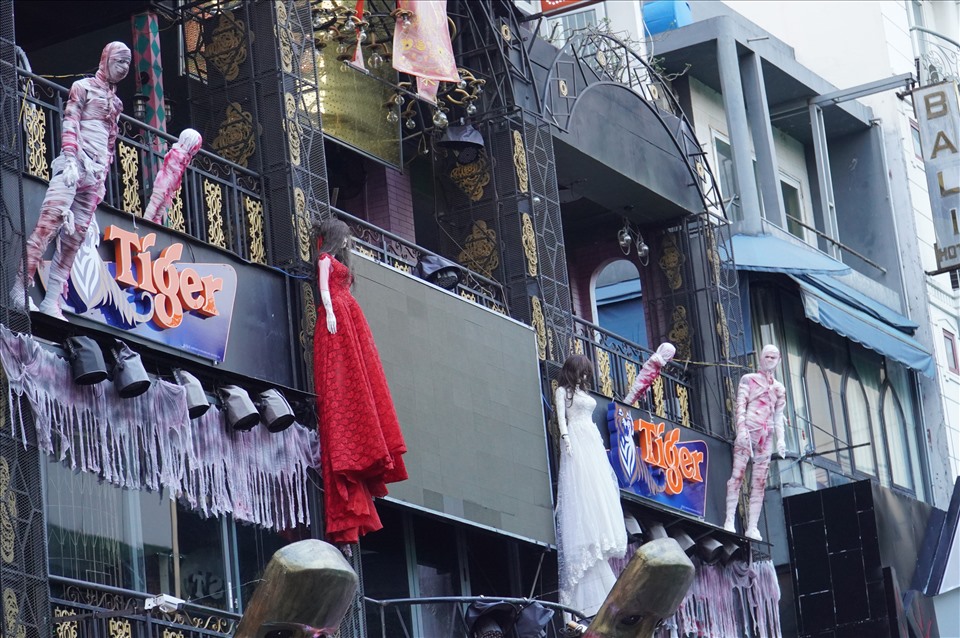 Tại Việt Nam, một vài năm trở lại đây, lễ hội Halloween trở nên phổ biến. Nhiều địa điểm lễ hội được tổ chức, đặc biệt là các khu phố đi bộ như phố Tây Bùi Viện (Quận 1), phố đi bộ Nguyễn Huệ (Quận 1),...