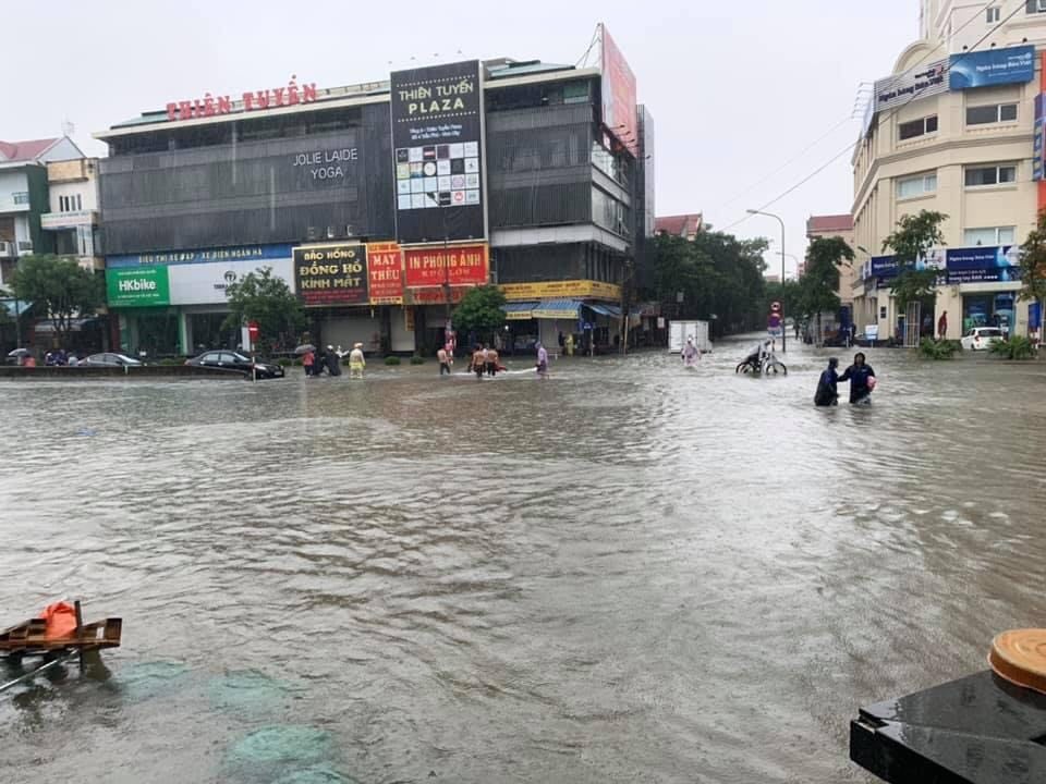 Lượng mưa lớn những ngày vừa qua khiến các tuyến đường ở thành phố Vinh (Nghệ An) ngập lụt, giao thông không thể lưu thông. Người dân phải di chuyển bằng thuyền, bè, ca nô.