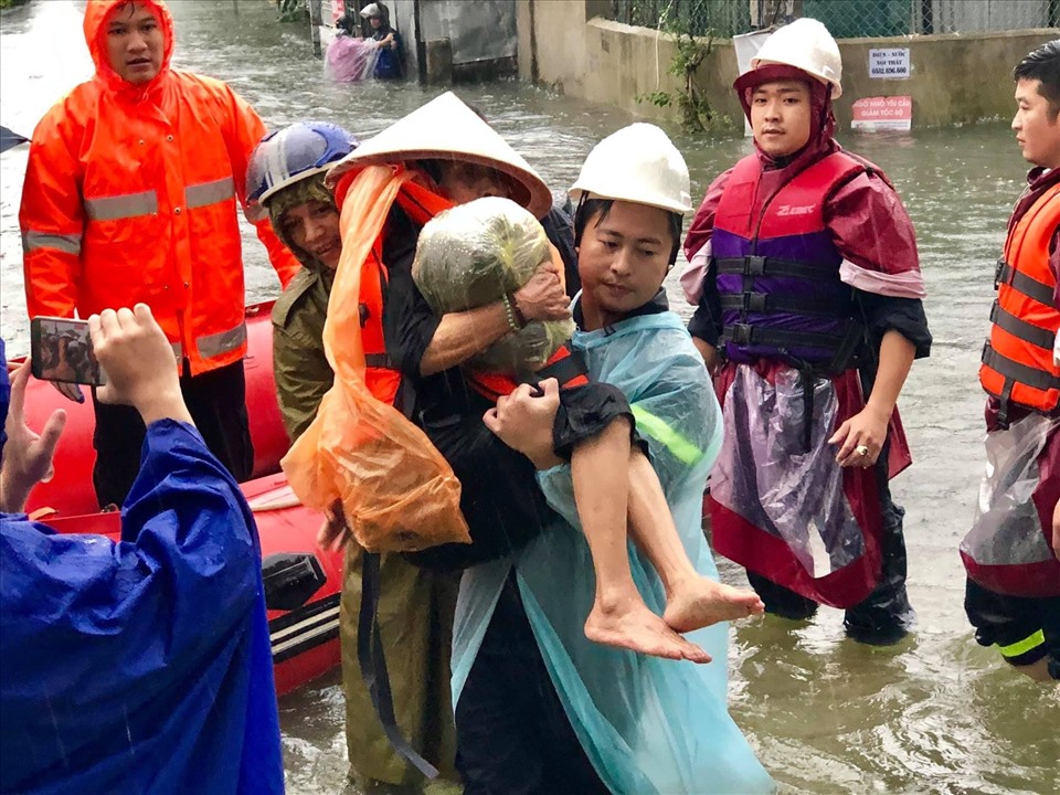 Công an Thành phố phối hợp với bà con để cứu trợ những khu vực ngập lụt sâu, những hộ gia đình có người già cao tuổi.