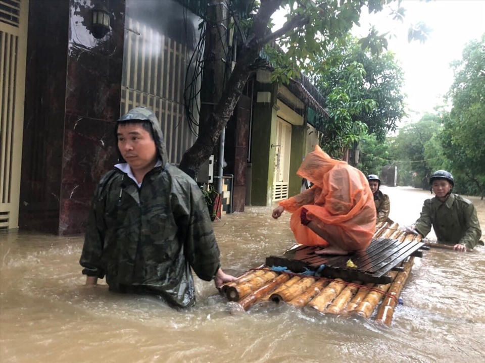 Người dân xóm Tân Kiều, phường Hồng Sơn đang dùng bè để di chuyển khỏi vùng lũ. Chị Nguyễn Hải, người dân sinh sống tại đây chia sẻ: “Mấy hôm nay trời mưa to nhà tôi cũng như bà con xung quanh mưa ngập cuốn trôi hết đồ trong nhà. Chúng tôi muốn di chuyển thì phải dùng thuyền bè chứ không còn cách nào khác. Bà con đang trong quá trình sơ tán đến nơi an toàn, tôi mong lũ lụt sẽ qua đi để bà con miền Trung đỡ khổ“.