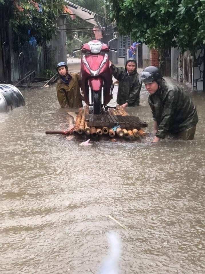 Xe máy cũng được chở đi bằng thuyền, bè.