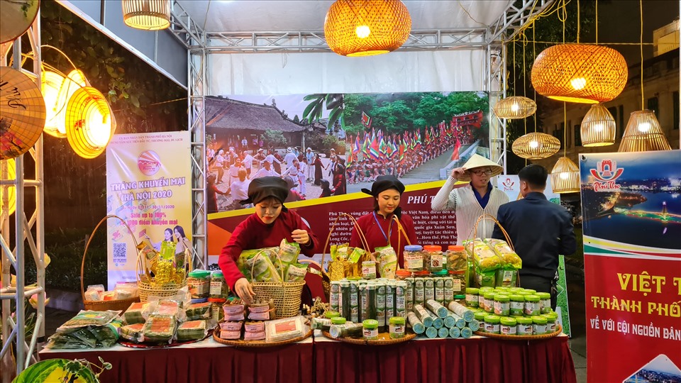 Một trong những gian hàng tham gia hội chợ “Tháng khuyến mại Hà Nội” 2020. Ảnh: Vũ Long