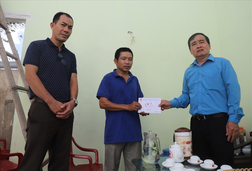 Đoàn công tác của Quỹ tấm lòng Vàng và đại diện LĐLĐ tỉnh Quảng Nam thăm hỏi, trao tặng tiền hỗ trợ cho người lao động bị thiệt hại do bão. Ảnh: Hữu Long