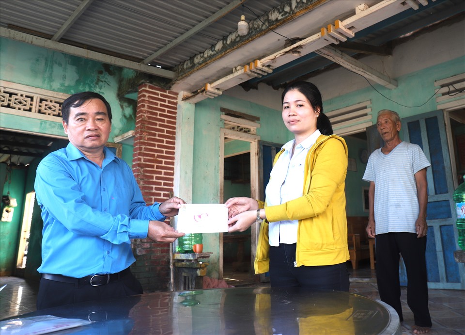 Đoàn công tác của Quỹ tấm lòng Vàng và đại diện LĐLĐ tỉnh Quảng Nam thăm hỏi, trao tặng tiền hỗ trợ cho người lao động bị thiệt hại do bão. Ảnh: Hữu Long