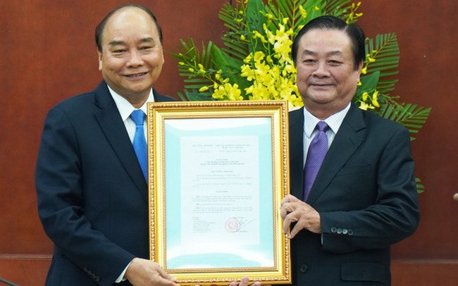 Thủ tướng Nguyễn Xuân Phúc trao quyết định bổ nhiệm cho ông Lê Minh Hoan. Ảnh Gia Hân