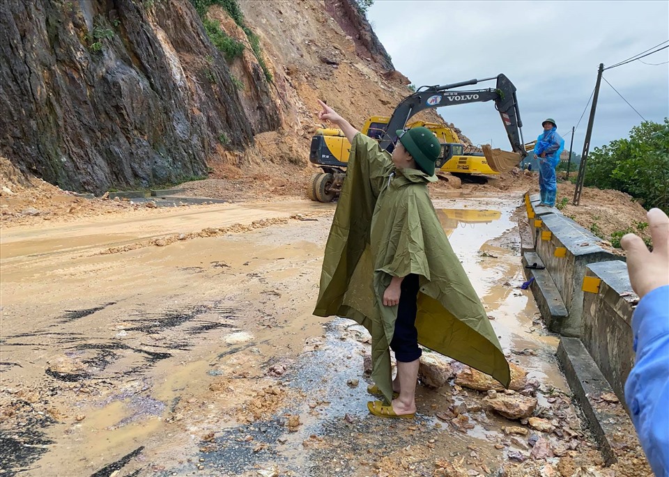 Mưa lũ khiến sạt lở đất trên một số tuyến quốc lộ và tỉnh lộ ở Nghệ An. Ảnh: Q.Đ