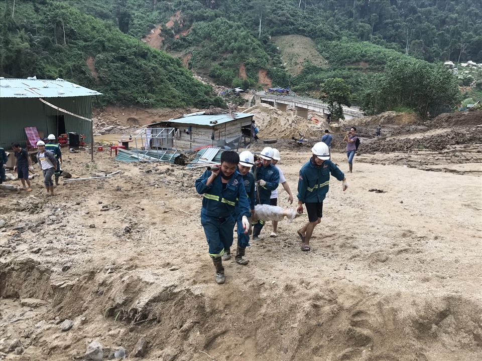 Nhóm còn lại ở gần khu vực nhà máy vẫn an toàn. Đoàn công tác quân đội và chính quyền Phước Sơn trước đó đã tiếp tế lương thực, nước uống bằng cáp treo.