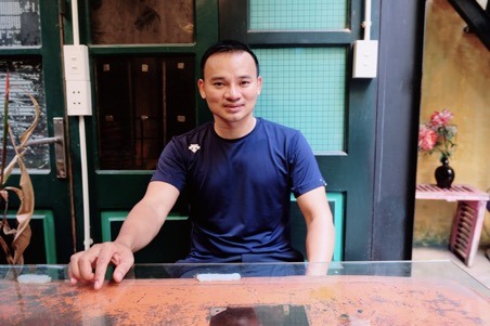 Anh Nguyễn Văn Thơ - chủ của quán cà phê tái chế. Ảnh Lan Như
