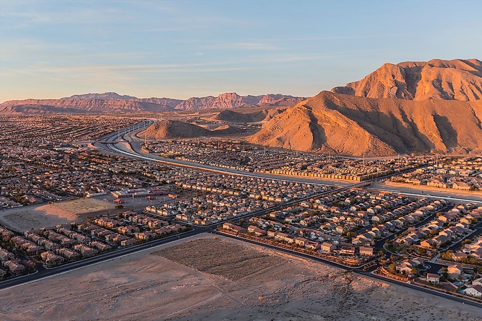Đứng đầu danh sách là thành phố sa mạc kết thúc mọi thành phố sa mạc, viên ngọc vàng của Nevada, và một địa điểm có danh tiếng đi trước chính nó, Las Vegas. Thường được gọi với cái tên đơn giản là Vegas, đây là thành phố đông dân nhất trong tiểu bang của nó và được quốc tế nổi tiếng với các khu nghỉ mát, cơ sở cờ bạc, cũng như một loạt các hoạt động khác như mua sắm, ăn uống cao cấp, giải trí và cuộc sống về đêm thịnh vượng . Nó có nhiều khách sạn AAA Five Diamond hơn bất kỳ thành phố nào khác trên thế giới, với nhiều khách sạn lớn hoạt động kết hợp với các sòng bạc nằm trong đó. Đây cũng là một trong những nơi duy nhất có thể tồn tại và sống đúng với biệt danh “Thành phố tội lỗi“.