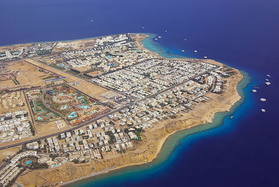 Bắt đầu danh sách là thành phố Sharm El Sheikh của Ai Cập, nằm ở cực nam của Bán đảo Sinai ngoài khơi Biển Đỏ. Nó tương đối đông dân cư với khoảng 73.000 cư dân tính đến năm 2015. Nó cũng đóng vai trò là trung tâm hành chính cho Thống đốc Nam Sinai của Ai Cập, một cơ quan bao gồm một số thị trấn ven biển và miền núi khác. Thành phố này là một điểm nóng về du lịch nhờ cảnh quan đẹp đẽ ấn tượng và kiểu thời tiết ấm áp ổn định, có nghĩa là du khách có thể tham gia các hoạt động và thể thao dưới nước trong làn nước trong xanh và yên tĩnh của bờ biển.