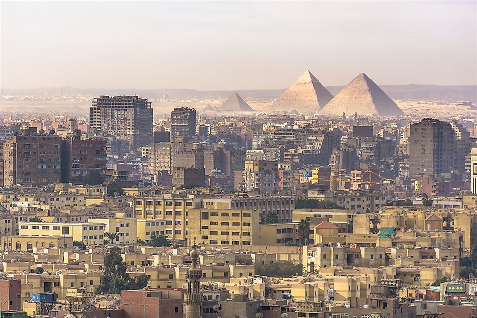 Và bây giờ chúng ta đến Thủ đô Cairo của Ai Cập, đây cũng là thành phố lớn nhất trong thế giới Ả Rập với một khu vực đô thị có dân số đáng kinh ngạc hơn 30 triệu. Trên toàn cầu, nó được xếp hạng là thành phố lớn thứ 6 trên thế giới. Về danh tiếng của thành phố, nó thường được gắn liền với Ai Cập cổ đại do các điểm thu hút khách du lịch nằm trong ranh giới của nó, bao gồm các kim tự tháp Giza nổi tiếng và thành phố cổ Memphis. Nó cũng có một nền công nghiệp điện ảnh và âm nhạc lâu đời cùng với những phả hệ vững chắc trong các cơ sở giáo dục đại học lâu đời.