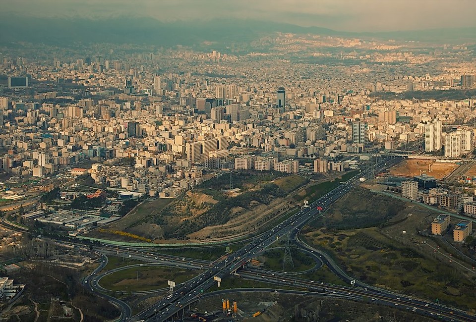 Tehran là một thành phố Trung Đông phát triển mạnh khác lọt vào danh sách này, điều này có ý nghĩa vì Trung Đông được biết đến với khí hậu sa mạc cũng như dân số cao. Thành phố này là thủ đô của Iran và tự hào có dân số 8,7 triệu người chỉ tính riêng thành phố. Khu đô thị lưu giữ nhiều bộ sưu tập lịch sử bao gồm các hiện vật từ các triều đại trước. Phần lớn khu vực nói tiếng Ba Tư. Điều thú vị là các kiểu thời tiết trong khu vực thực sự rất đa dạng, với các phạm vi từ lạnh và ẩm ướt vào mùa đông đến nóng và khô vào mùa hè với nhiệt độ ôn hòa ở giữa, hoàn toàn tạo ra sự thay đổi mạnh mẽ trong khí hậu.