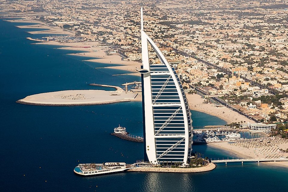 Dubai là một thành phố sa mạc nổi bật ở Các Tiểu vương quốc Ả Rập Thống nhất, cả vì dân số cao và do những tòa nhà và trải nghiệm xa hoa cực kỳ xa hoa của nó. Nó nằm trên bờ biển của Vịnh Ba Tư, và ngoài những tòa nhà chọc trời đồ sộ và những khu đất cao cấp, nó hoạt động như một trung tâm vận tải chính và sản xuất dầu. Dân số tính đến năm 2020 ước tính khoảng 3,39 triệu người. Nhưng mặc dù có vẻ ngoài như một Shangri La tư sản với nhiều cửa hàng bán lẻ, nó cũng được biết đến với luật nghiêm khắc đặc biệt chống đồng tính luyến ái và thậm chí về quyền tự do ngôn luận, với những hình phạt nghiêm khắc đối với những người lên tiếng chống lại chế độ cầm quyền.