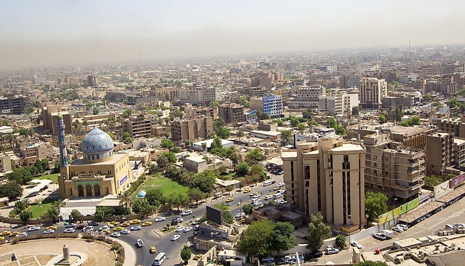 Một thành phố sa mạc nổi tiếng khác là Baghdad, thủ đô của Iraq và là thành phố lớn thứ hai trong thế giới Ả Rập sau Cairo, xuất hiện sau trong danh sách này. Nó nằm dọc theo sông Tigris và cũng là một thành phố rất lâu đời, ban đầu được thành lập vào thế kỷ thứ 8. Nó luôn là một trung tâm văn hóa, thương mại và trí tuệ quan trọng trong thế giới người Hồi giáo và thậm chí ngày nay còn sở hữu một số tòa nhà học thuật quan trọng như House of Wisdom. Tuy nhiên, bất chấp lịch sử phong phú này, Baghdad ngày nay đã bị thiệt hại do các cuộc xâm lược và chiến tranh của Hoa Kỳ tiến hành trong khu vực, có nghĩa là mặc dù phát triển mạnh ở một số khía cạnh, nhưng nó không phải là một nơi rất hiếu khách để sinh sống.