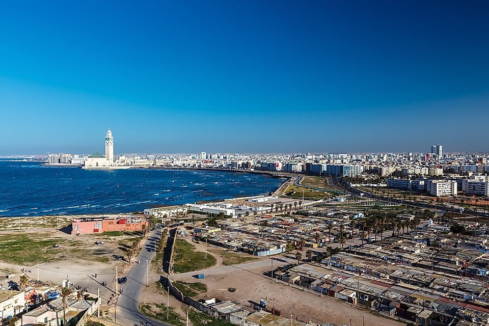 Thành phố lớn nhất ở Marocco, Casablanca, hút khách bởi khung cảnh lãng mạn với nhiều công trình kiến ​​trúc phong phú và nhà thờ Hồi giáo lớn thứ 7 thế giới. Theo số liệu năm 2019, dân số trong khu vực đô thị của thành phố là 3,71 triệu người. Dù không phải thủ đô, thành phố này được coi là trung tâm kinh tế của Marocco.
