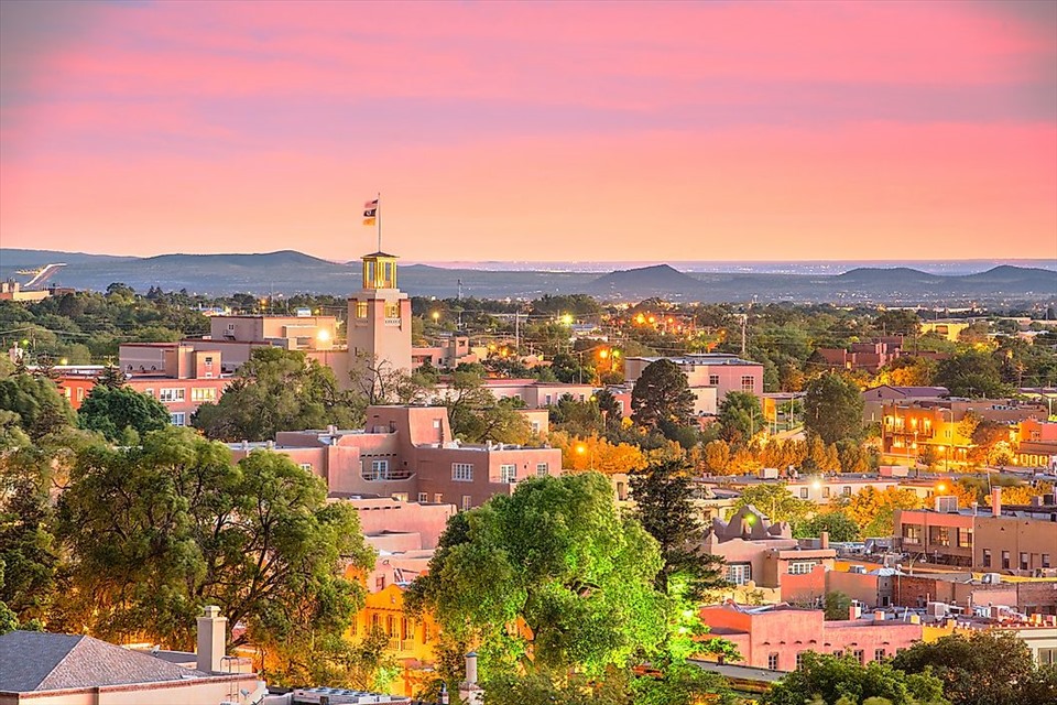 Santa Fe có thể đề cập đến nhiều thành phố và địa điểm trên thế giới, vì nó là một cái tên phổ biến, nhưng ở đây nó chỉ thủ phủ của bang New Mexico của Hoa Kỳ. Đây là thành phố lớn thứ tư của bang với dân số năm 2019 là 84.683 người. Nguồn gốc của nó bắt nguồn từ sự hình thành của nó vào năm 1610, khiến nó trở thành thủ phủ tiểu bang lâu đời nhất trên toàn nước Mỹ. Nó nổi bật vì sự tận tâm với nghệ thuật, được nhiều người coi là một trong những nghệ thuật vĩ đại của thế giới vì có nhiều phòng trưng bày và tác phẩm sắp đặt. Nó cũng bao gồm những trải nghiệm văn hóa nổi bật trong các món ăn độc đáo và các buổi biểu diễn âm nhạc.
