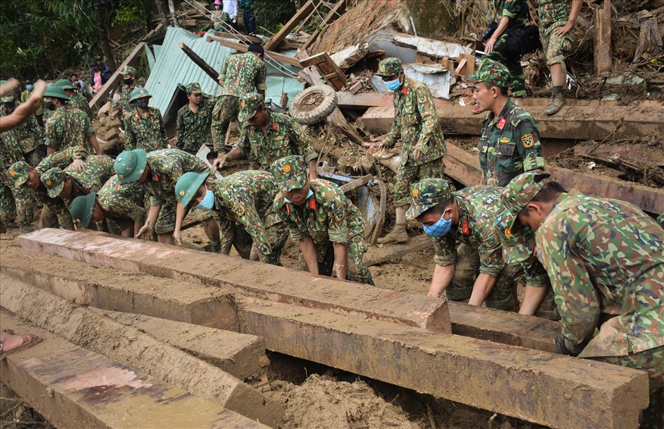 Ngày đầu tiên (29.10), lực lượng chức năng cùng người dân địa phương tìm thấy thi thể của 6 nạn nhân trong số 22 người mất tích và cứu sống nhiều người bị vùi lấp ở ngôi làng này.