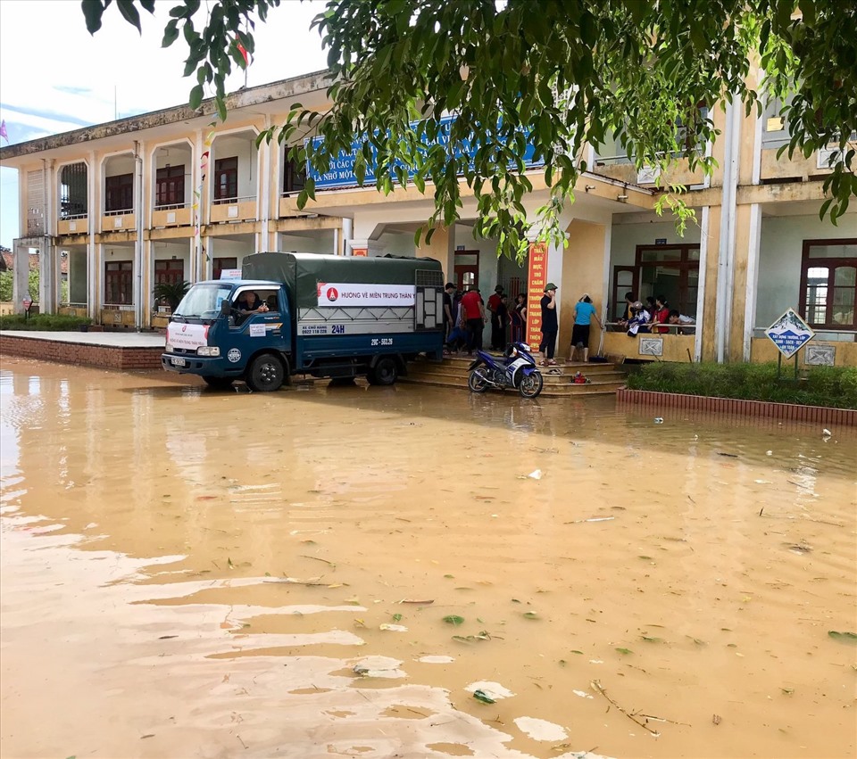 Những ngôi trường tại miền Trung bị ngập lụt nặng nề. Ảnh: NTCC.
