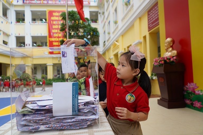 Học sinh trường tiểu học Tràng An ủng hộ miền Trung. Ảnh: NTCC.